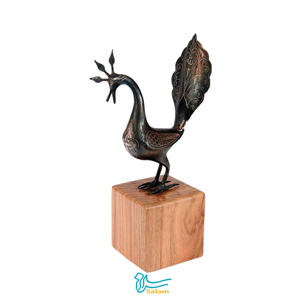 تندیس نقره کوب طرح طاووس نقره کوب با پایه چوبی