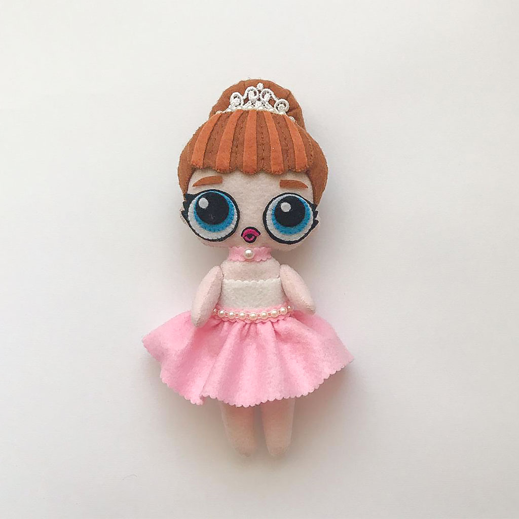 Felt doll of a girl with a crown and a 30 cm pink shirt