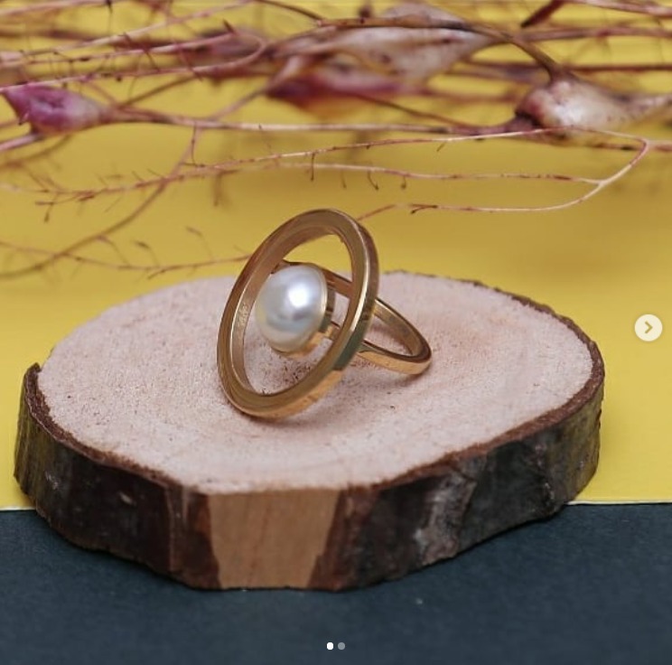 Gold and pearl design ring