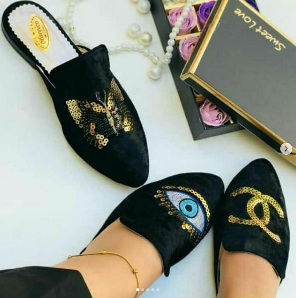 Women's slippers with sequined design