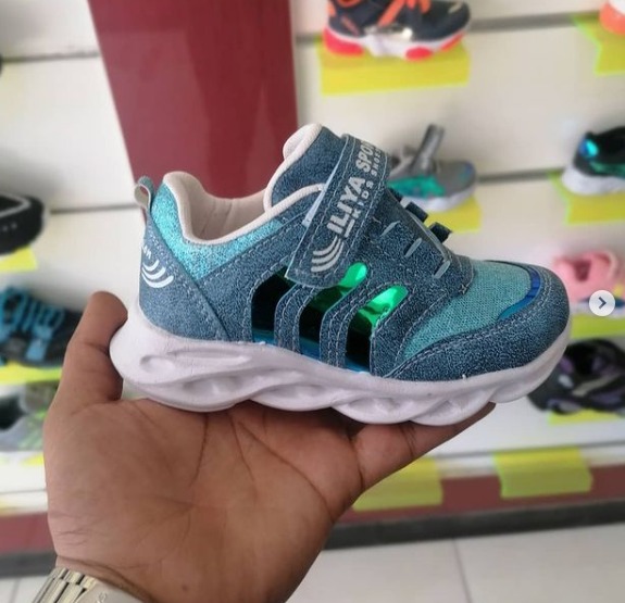 Children's shoes with a hologram design