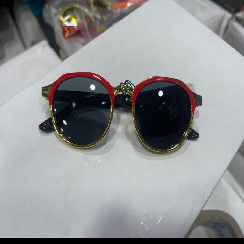 Model 8's sunglasses