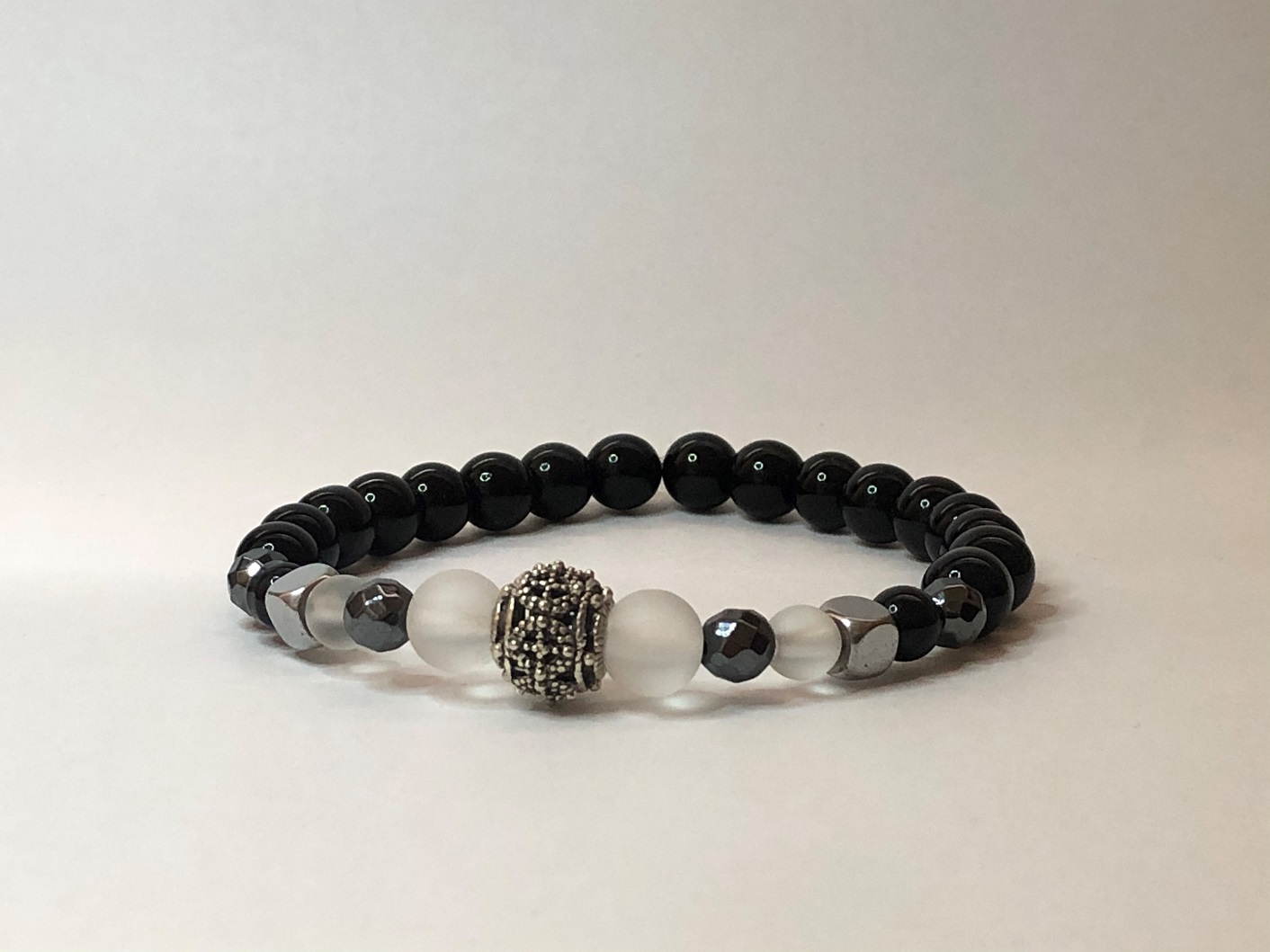 Shiny black onyx bracelet with glass and pendant