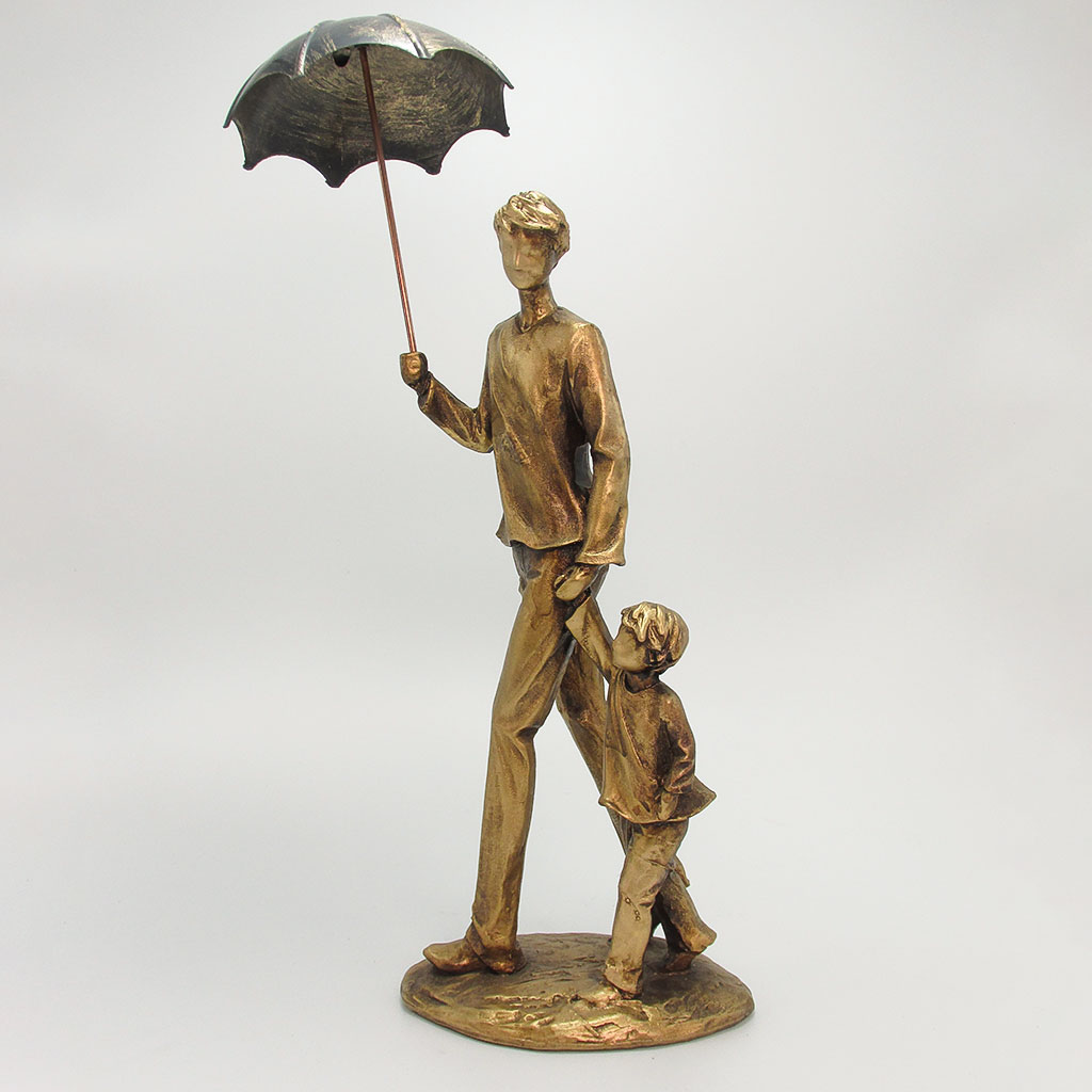 مجسمه برنزی پدر و پسر چتری