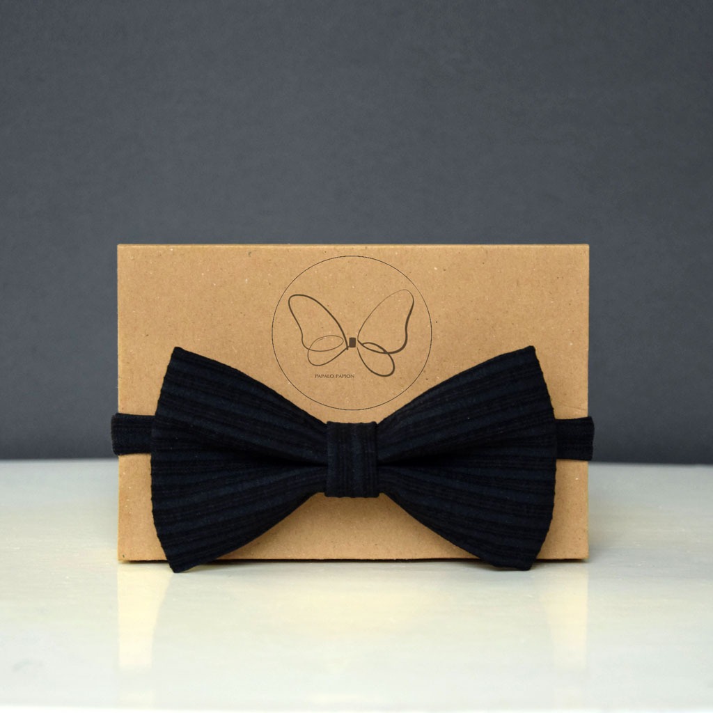 Classic handmade bow tie, black linen, size 7 * 14