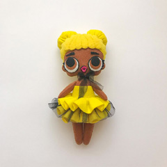خرید عمده عروسک نمدی دختر سیاه پوست با لباس زرد ۳۰ سانتی متری