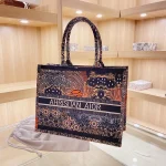 کیف کراس بادی شانه زنانه رنگ بندی موجود در تصویر - Image 3