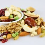 آجیل و تنقلات نمکی خشک شده به همراه ذغال اخته به صورت ترکیبی