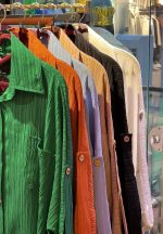 شومیز تک جیب دکمه چوبی پارچه کراش دارای رنگبندی