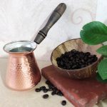 قهوه جوش مسی دسته چوبی طرح ترک سایز 8.5*8.5*10 برند صبا مس