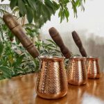 قهوه جوش مسی ترک دسته چوبی تیره سایز 6.5*6.5*9.5 برند صبا مس - Image 2