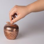 قندان مسی قلم زنی طرح سیب سایز 7*7*7.5 برند صبا مس